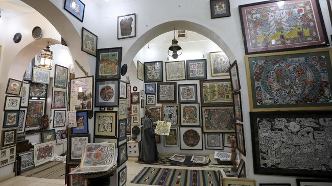 FOTO: Menjaga Seni Lukis Mesir dari Bahan-bahan Alam
