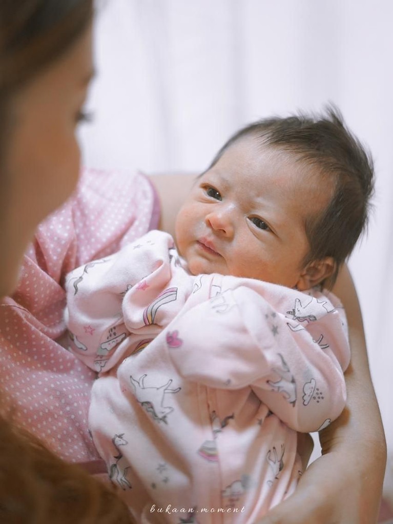 Enam potret haru dari presenter Insert, Nadia Mulya, sambut anak keempatnya, Baby Niloah.