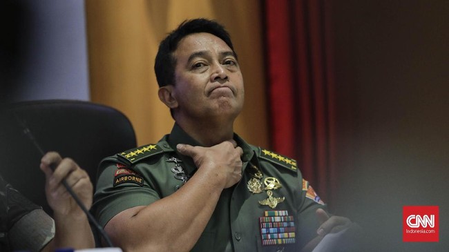 Panglima TNI Andika Perkasa mendadak merevisi aturan penerimaan calon taruna-taruni TNI 2022 terkait dengan batas umur dan tinggi badan.