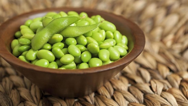 Si kedelai hijau, edamame, punya beragam manfaat bagi kesehatan lho, Bunda.