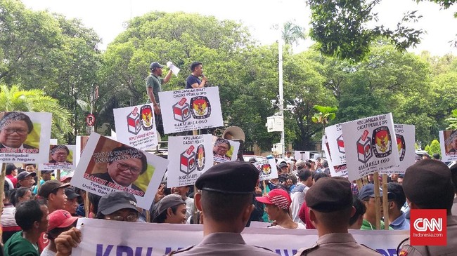 KPU berpegang teguh pada keputusan mencoret Oesman Sapta Odang dari daftar caleg selama belum mengundurkan diri dari kepengurusan pusat Partai Hanura.