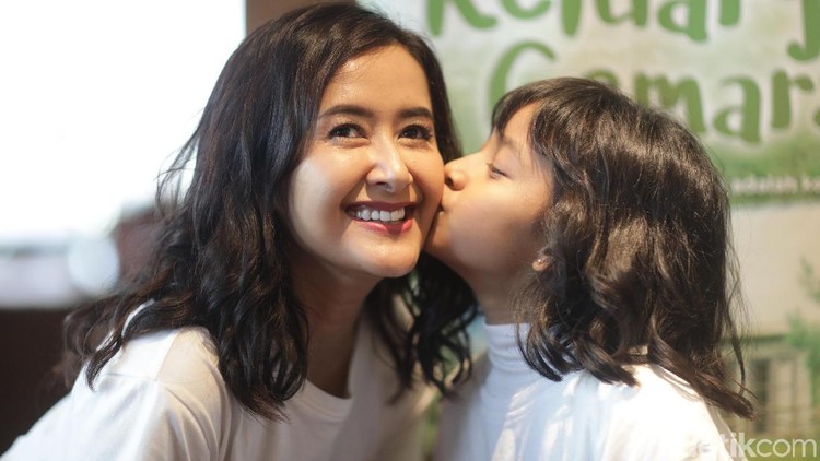 Film Keluarga Cemara yang dibintangi Widuri, anak Widi Mulia, punya pengaruh besar pada keluarga personel trio B3 tersebut.
