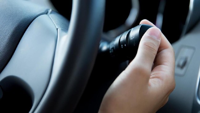 Pengamat Keselamatan dari Jakarta Defensive Driving Consulting Jusri Palubuhu, mengaktifkan lampu sein yang benar adalah 30 meter sebelum kendaraan bermanuver.