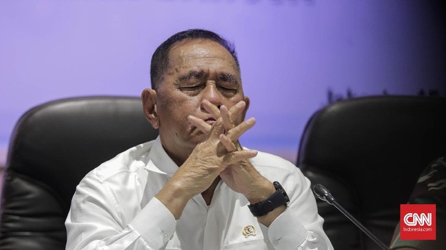 Menurut Menhan Ryamizard, dibanding wajib militer lebih penting menanamkan ideologi Pancasila kepada masyarakat lewat program bela negara.