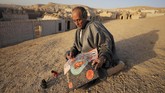 FOTO: Menjaga Seni Lukis Mesir dari Bahan-bahan Alam Seniman Hassan el-Shark mendapatkan banyak pujian berkat karyanya yang menjaga seni lukis tradisional Mesir dan menggunakan bahan-bahan dari alam.