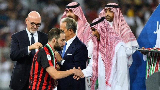 Striker AC Milan, Gonzalo Higuain marah ketika dirinya diburu dengan pertanyaan tentang rumor transfer ke Chelsea.