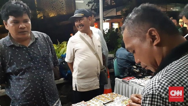 Debat capres perdana tak hanya menjadi ajang adu argumen antara paslon Jokowi-Ma'ruf dan Prabowo-Sandiaga, tapi juga dimanfaatkan pendukung untuk berjualan.