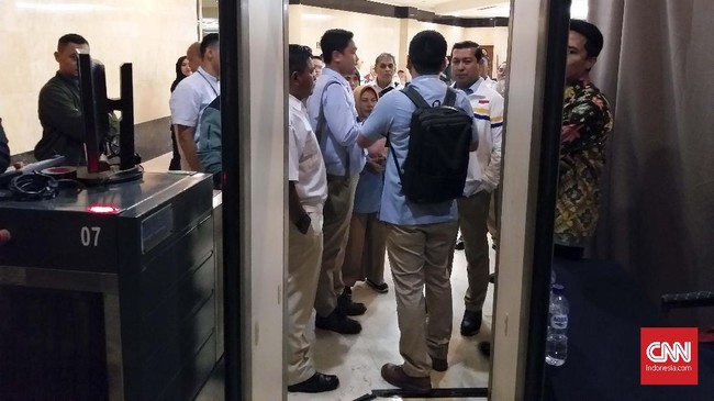 Belasan pendukung pasangan capres-cawapres nomor urut 02, Prabowo Subianto-Sandiaga Salahuddin Uno, mengamuk dilarang masuk ruang makan di lokasi debat.