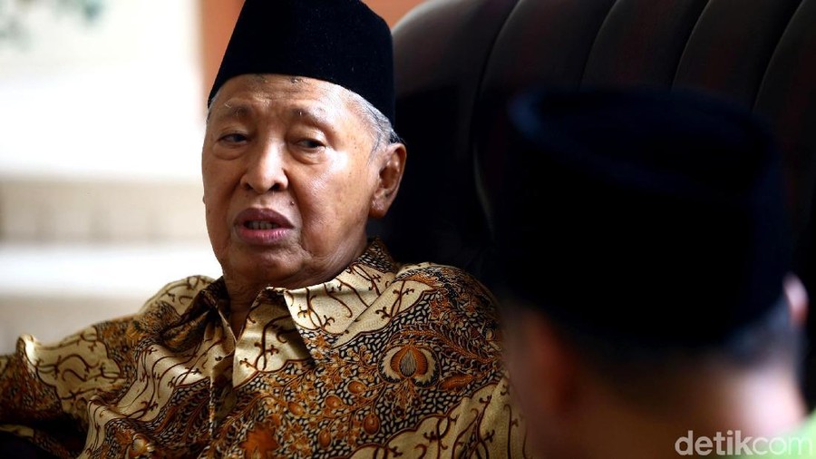 PPP Muktamar Bertemu Hamzah Haz Ketua Umum PPP Muktamar Jakarta Humphrey Djemat bersama pengurus partai lainnya berkunjung ke rumah Hamzah Haz. Apa yang dibahas keduanya?