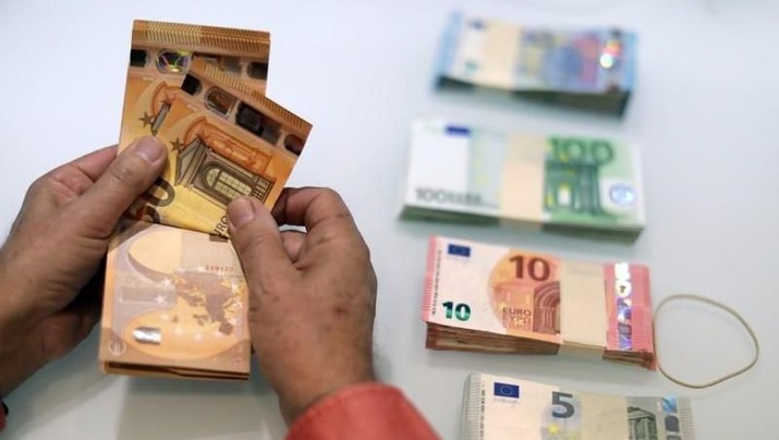 FILE PHOTO: A money changer counts Euro banknotes at a currency exchange office in Nice, France November 17, 2017. REUTERS/Eric Gaillard