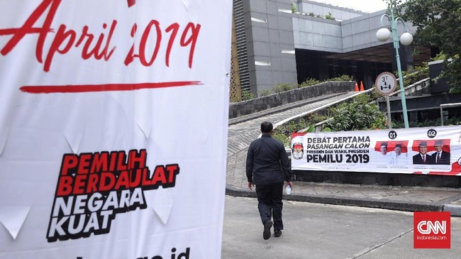 Para pendukung dua pasangan capres-cawapres tampak sudah mulai memadati lokasi debat di Hotel Bidakara yang menyediakan dua layar besar.