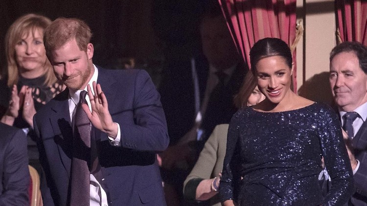Pangeran Harry tak sungkan menggandeng tangan Meghan Markle di acara formal. Ternyata ada manfaatnya untuk istri yang sedang hamil, lho.