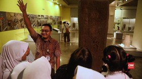 Ilmu Arkeologi Ghufron untuk Pengunjung Museum
