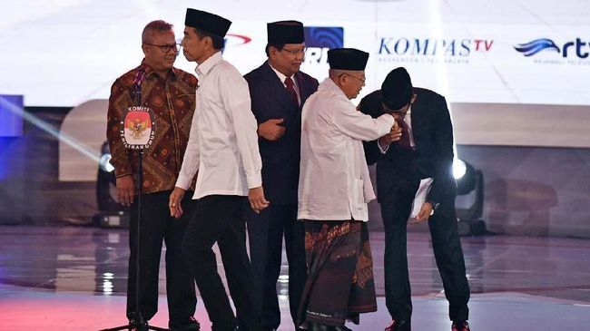 Sandiaga Uno mencium tangan Ma'ruf Amin pada penutupan Debat Pilpres 2019. Aksi mencium tangan bisa beragam makna.