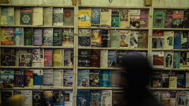 Dalam bukunya, peneliti HRW Andreas Harsono menyebut 90 ribu orang terbunuh dalam konflik komunal. 