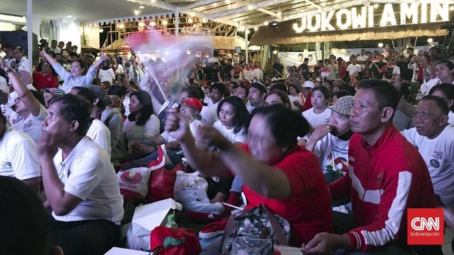 Pendukung Joko Widodo berkumpul di Rumah Aspirasi untuk menonton debat, Kamis (17/1). Mereka kerap bersorak, termasuk saat Prabowo Subianto menjawab soal HAM.