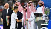FOTO: Trofi Pertama Ronaldo di Juventus Cristiano Ronaldo merebut trofi pertamanya di Juventus setelah menang 1-0 atas AC Milan di Piala Super Italia 2018.
