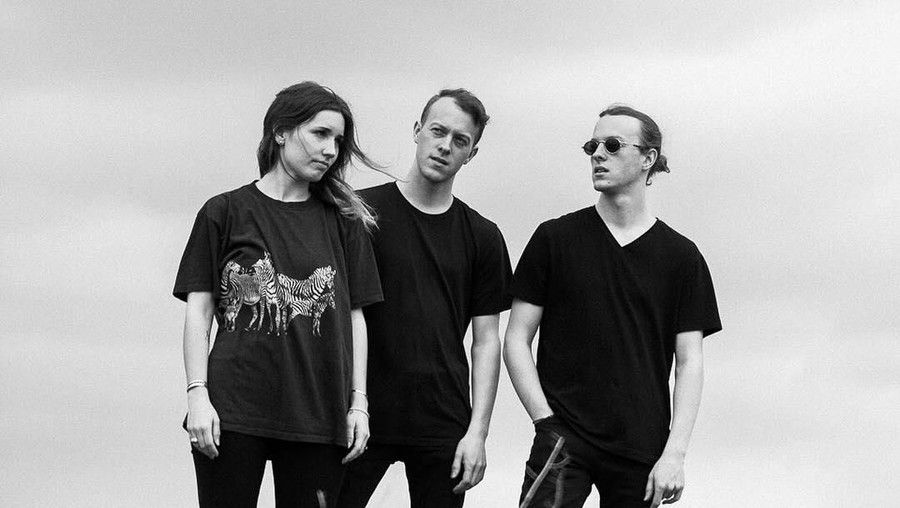 Berikut lirik lagu Trampoline dari SHAED&period;