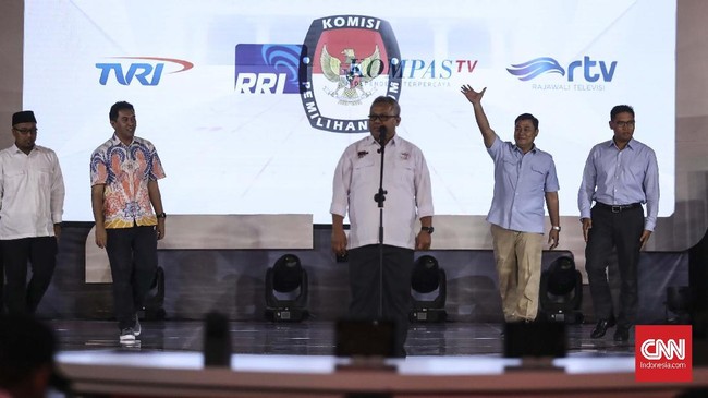 Ketua KPU Arief Budiman mengatakan pertanyaan dalam bentuk video dihapus karena timses Jokowi dan Prabowo kesulitan memahami pertanyaan berbentuk video.