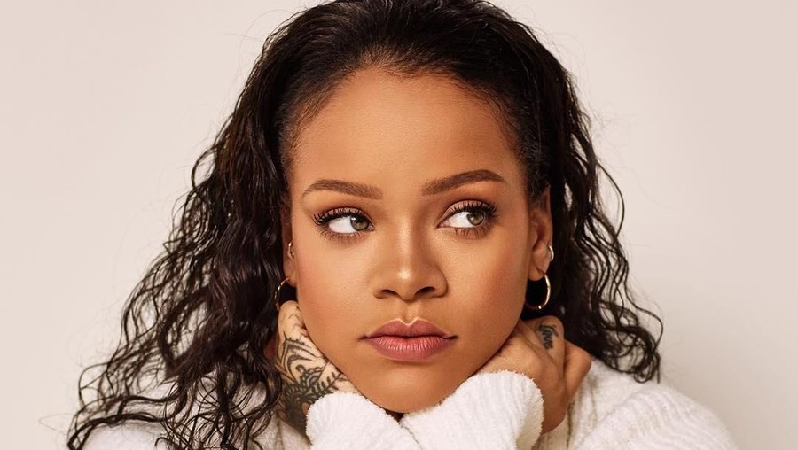 Sukses bernyanyi dan di dunia bisnis, Insertizen penasaran nggak sih berapa totak kekayaan Rihanna?