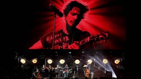 FOTO: 'Menghidupkan' Chris Cornell di Inglewood