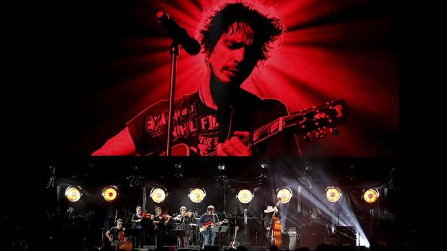 Brad Pitt Garap Film Dokumentasi Chris Cornell Bersahabat selama 10 tahun lebih, aktor Brad Pitt saat ini disebut sedang mengerjakan dokumenter mengenai mendiang vokalis Soundgarden.