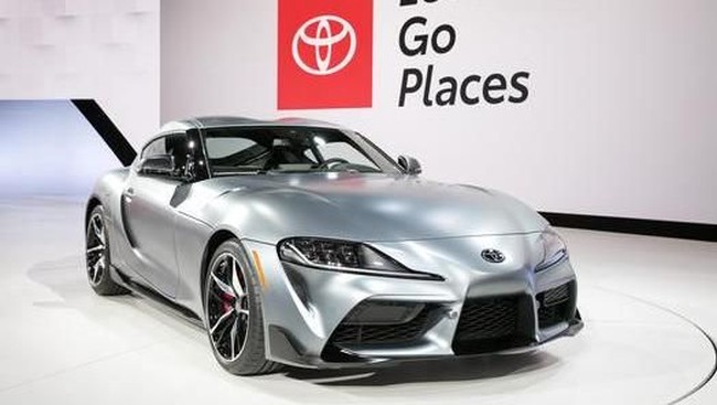 Akhirnya Toyota Supra diperkenalkan di Detroit Auto Show. Wajah mobil sport ini tetap Toyota, tapi di kabin dan jantung pacunya mengalir darah BMW.