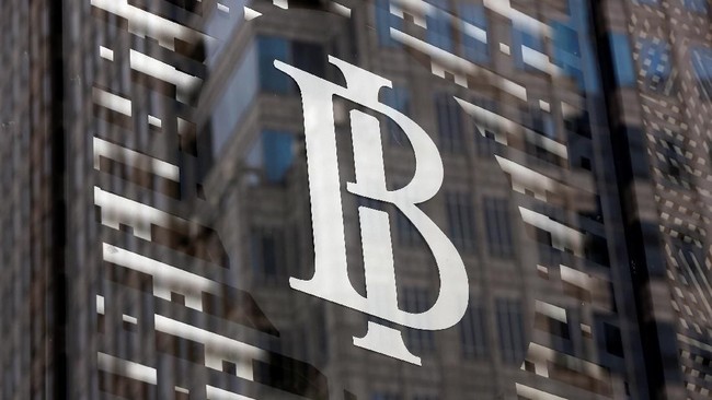 Komisi XI DPR meminta pemerintah agar tidak mengusulkan calon tunggal lagi dalam pemilihan pejabat Bank Indonesia (BI), demi menjaga independensi lembaga.