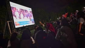 Pendukung Saling Sorak Saat Nobar di Luar Area Debat Capres