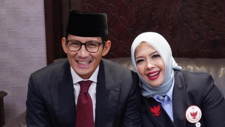Rupanya Nur Asia adalah cinta pertama Sandiaga Uno yang dikenal sejak masih di bangku SMP. Simak kilas balik kisah mereka yuk, Bun.