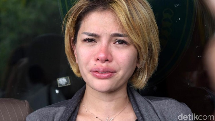 Nikita Mirzani sengaja tak mau lahiran didampingi suami. Dia menjelaskan alasan di balik keputusannya itu.