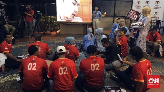 Sejumlah relawan Prabowo Subianto dan Sandiaga Uno berdatangan ke pusat media Badan Pemenangan Nasional untuk nonton bareng debat Pilpres 2019.