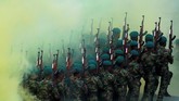 NYALANG: Meramal Sudut dan Lekuk Suratan Dalam foto-foto unik pilihan CNNIndonesia.com pekan ini, ada seremoni mandi besar dari India hingga musim dingin yang membekukan di Kanada.