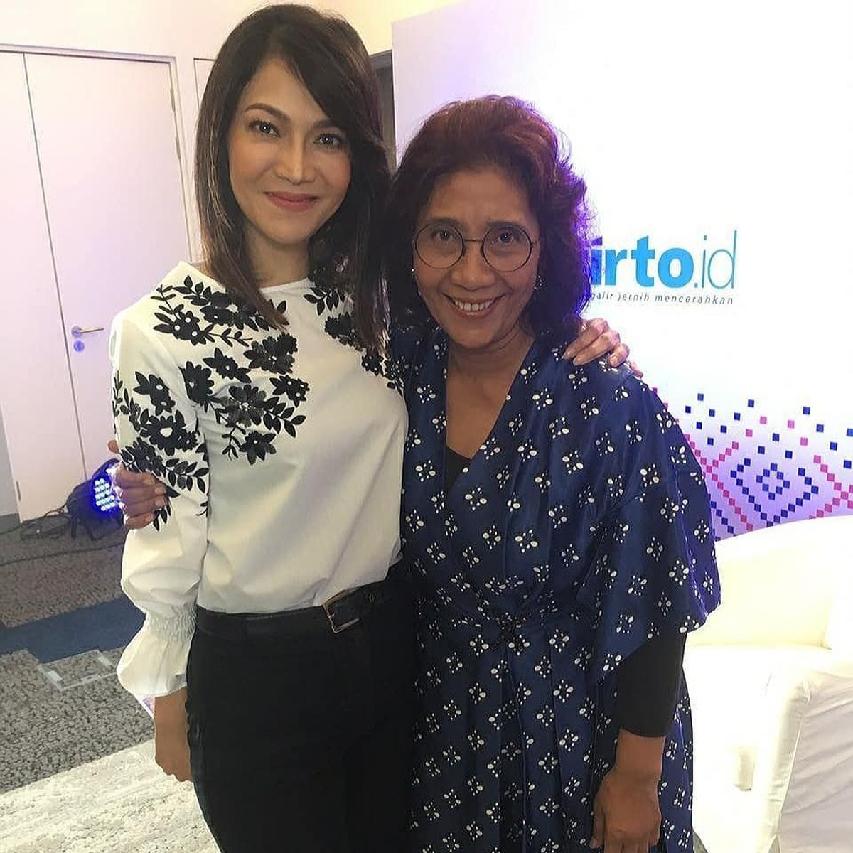 Sosok Ira Koesno menjadi sorotan dalam Debat Perdana Pilpres 2019&period; Di usianya yang ke-49 tahun&comma; Ira memang seolah tak kehilangan pesonanya yang makin awet muda&period;