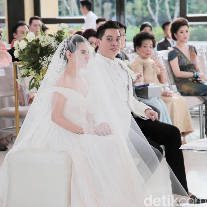 <p>Selamat ya untuk Edric Tjandra dan Venny, semoga bahagia dan awet selalu. (Foto: Hanif Hawari/detikHOT)</p>