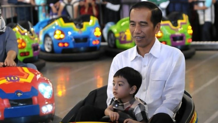 Di tengah kesibukannya, Jokowi menyempatkan bermain bersama cucunya, Jan Ethes setelah lama tidak bertemu.