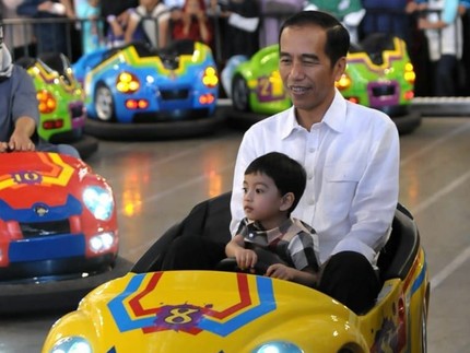 Melepas Kangen, Jokowi Habiskan Waktu Bermain dengan Jan Ethes
