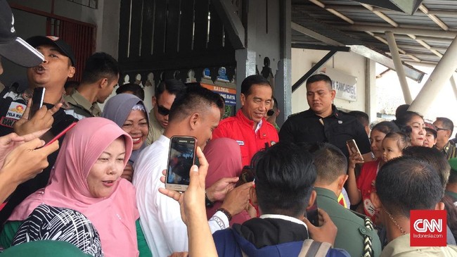 Seorang nenek bernama Dedeh menangis haru saat bertemu Presiden Jokowi di Garut, Jawa Barat. Dia juga mencium tangan Iriana Widodo.