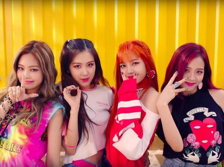 Antusias Blink Jelang Konser BLACKPINK di Jakarta Jelang konser, para Blink sudah mulai memenuhi Indonesia Convention Exhibition, Tangerang.