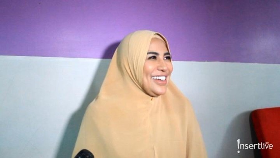 Pasca Hijrah, Cinta Penelope Menikah dengan Orang Asing Pasca memutuskan berhijrah, Cinta Penelope mengaku bahagia menikah dengan orang asing.