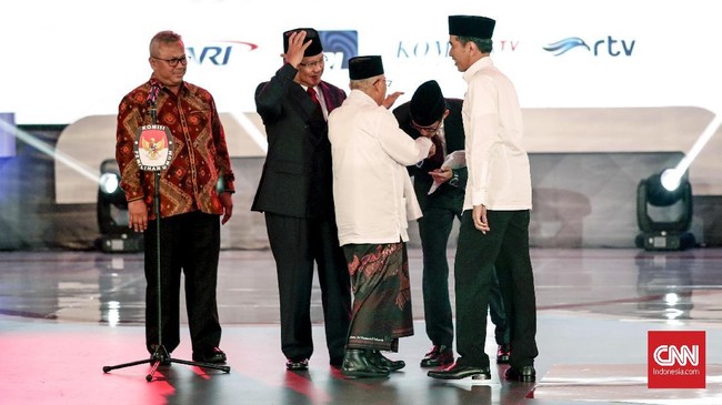 Ray menilai masyarakat, khususnya massa pendukung bukan menunggu apa yang pasa paslon bicarakan, namun menunggu kesalahan berbicara.