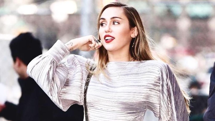 Kaitlynn Carter dikabarkan menjadi penyebab perpisahan antara Miley Cyrus dan Liam Hemsworth