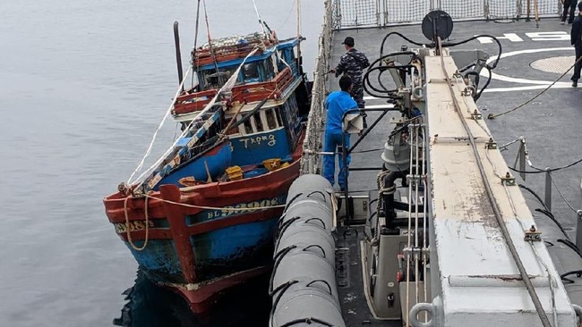KRI Usman Harun-359 menangkap kapal ikan asal Vietnam berikut delapan ABK warga Vietnam yang diduga sedang melakukan penangkapan ikan ilegal di Laut Natuna.