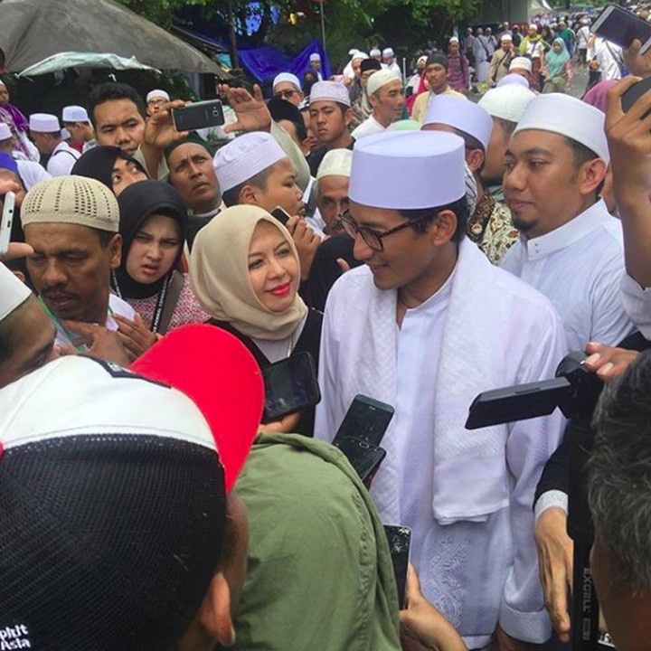 <p>Pandangan cinta Nur Asia pada <a href="https://news.detik.com/berita/4389836/sandiaga-alhamdulillah-debat-pertama-dilewati-dengan-sangat-baik" target="_blank">Sandiaga Uno</a> di tengah keramaian, bikin melting ya, Bun. (Foto: Instagram/nurasiauno)</p>