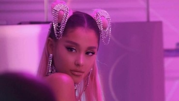 img-title Usai 'Imagine', Ariana Grande Resmi Rilis '7 Rings'