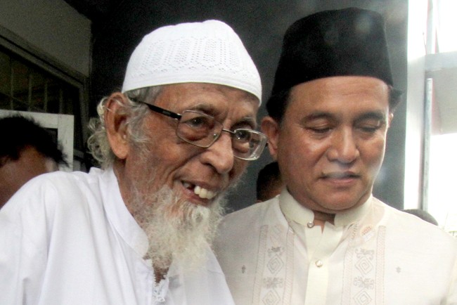 Peran Yusril yang aktif dalam upaya pembebasan Ba'asyir dipertanyakan. Yusril dinilai telah melampaui kewenangan Menteri Hukum dan HAM.