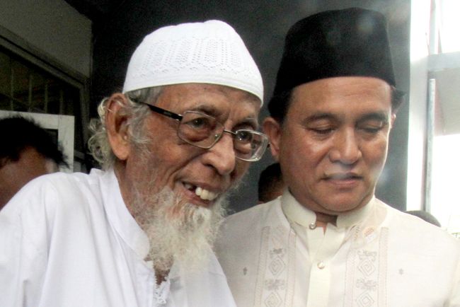 Yusril dan Bola Liar Pembebasan Abu Bakar Ba'asyir Peran Yusril yang aktif dalam upaya pembebasan Ba'asyir dipertanyakan. Yusril dinilai telah melampaui kewenangan Menteri Hukum dan HAM.