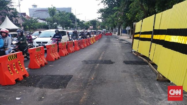Jalan Raya Gubeng Surabaya Kembali Alami Retakan Humas Balai Besar Jalan Nasional Wahyu P Kuswanda membenarkan telah terjadi retakan di Jalan Raya Gubeng yang disebabkan karena galian.