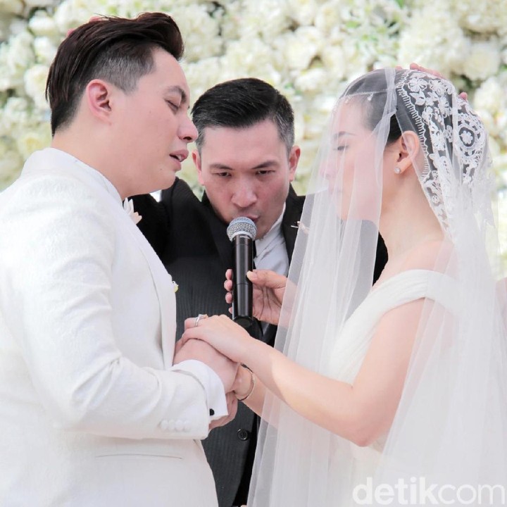 <p>Momen bahagia Edric diisi dengan tangis haru, tawa, serta ciuman mesra. So sweet banget deh, Bun. (Foto: Hanif Hawari/detikHOT)</p>