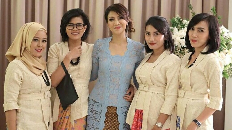 Sosok Ira Koesno menjadi sorotan dalam Debat Perdana Pilpres 2019. Di usianya yang ke-49 tahun, Ira memang seolah tak kehilangan pesonanya yang makin awet muda.